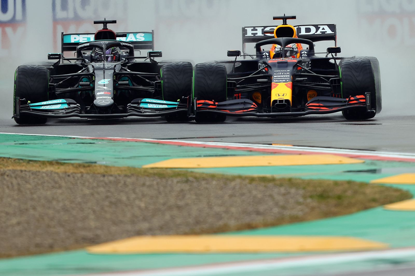 Hamilton e Max no GP da Itália (foto/ reprodução: Fórmula 1)